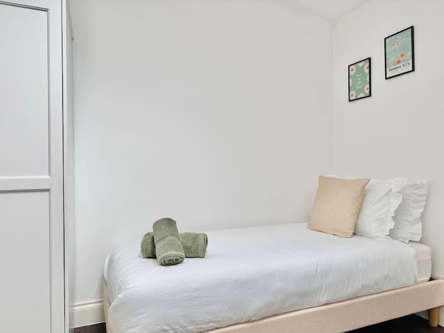 Alluring 30min To & Free Parking Apartment *
