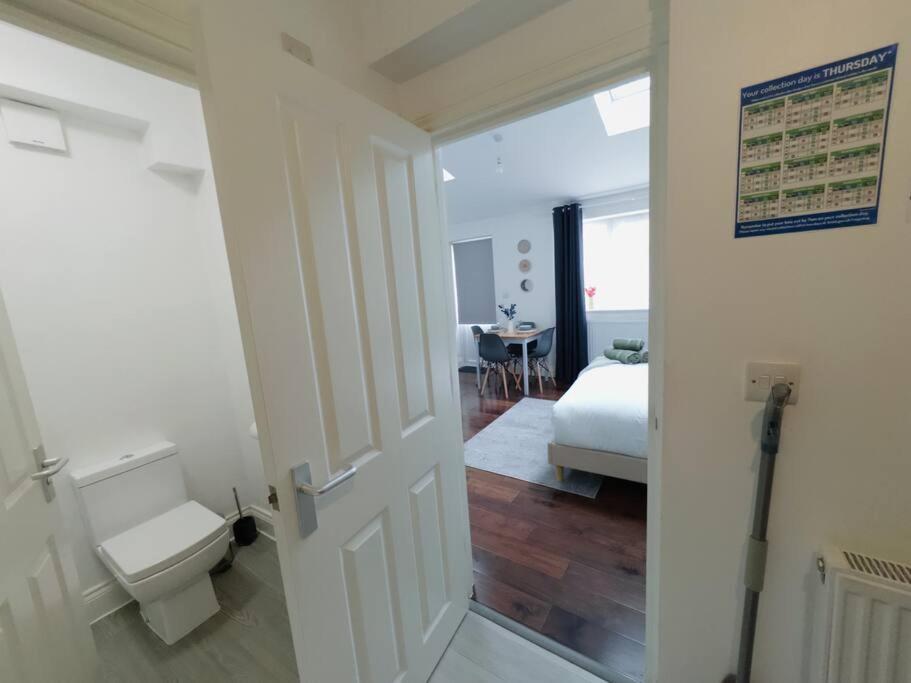 Alluring 30min To & Free Parking Apartment