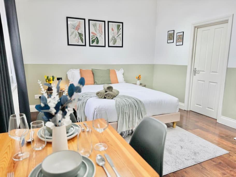Alluring 30min To & Free Parking Apartment