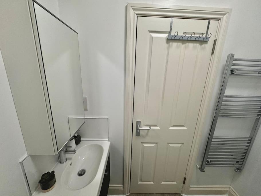 Apartment Alluring 30min To & Free Parking London