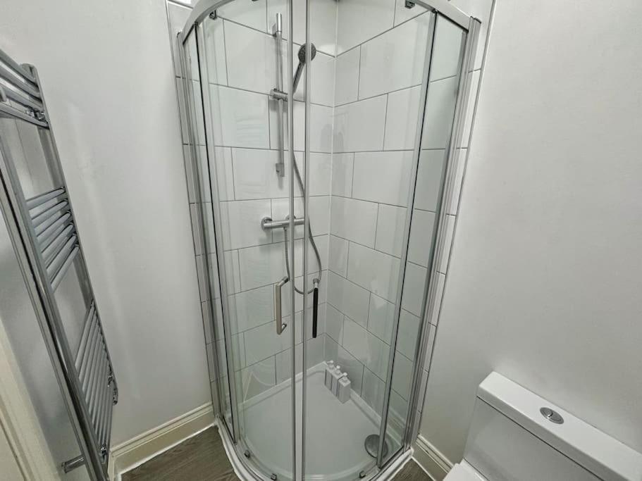 Alluring 30min To & Free Parking Apartment *