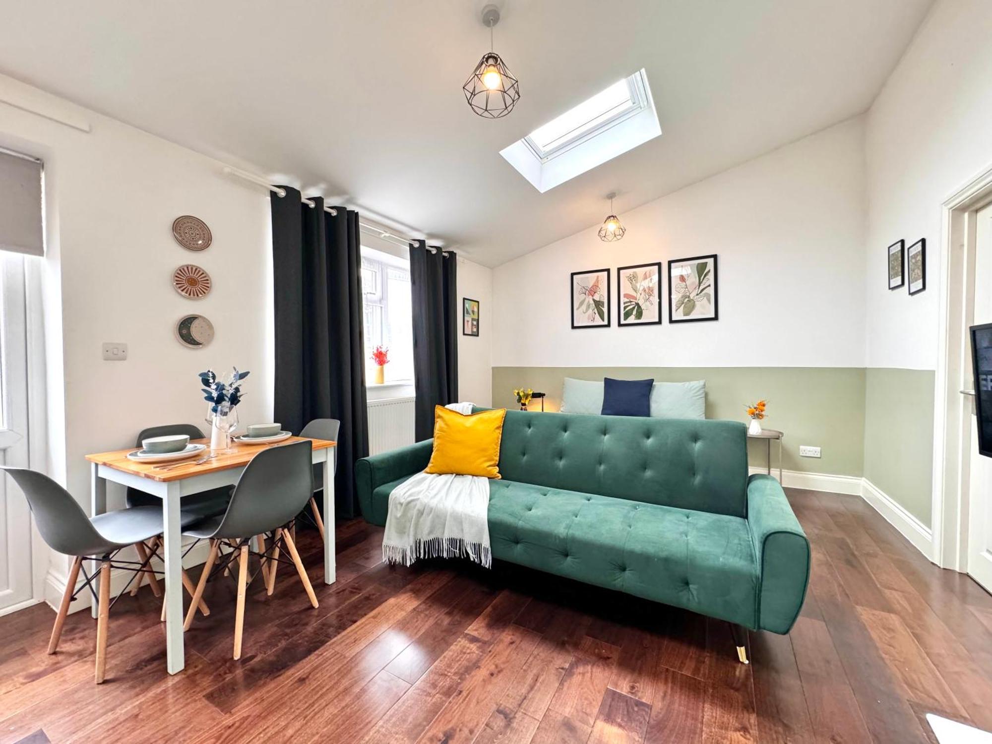 Alluring 30min To & Free Parking Apartment *