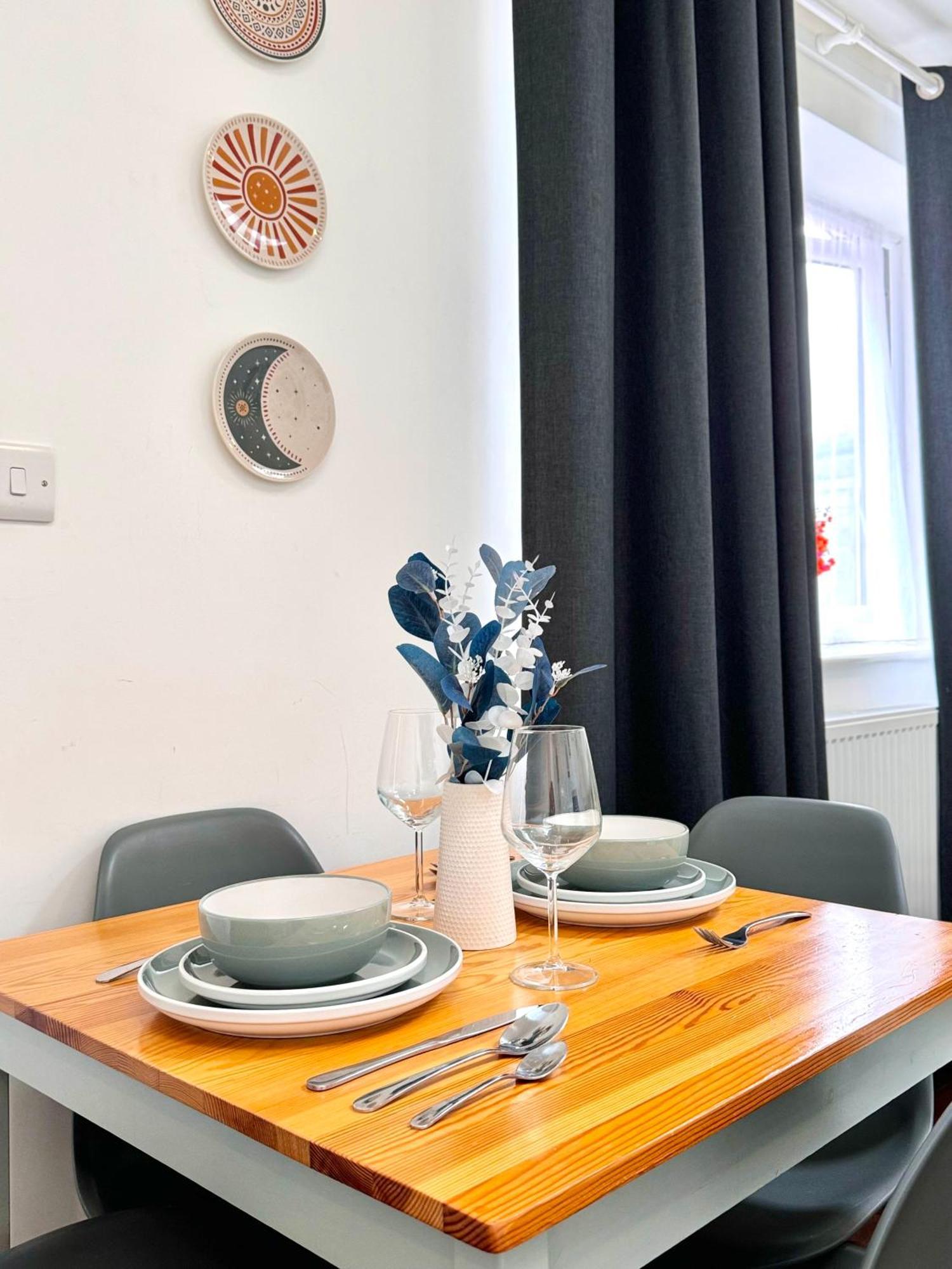 Alluring 30min To & Free Parking Apartment *