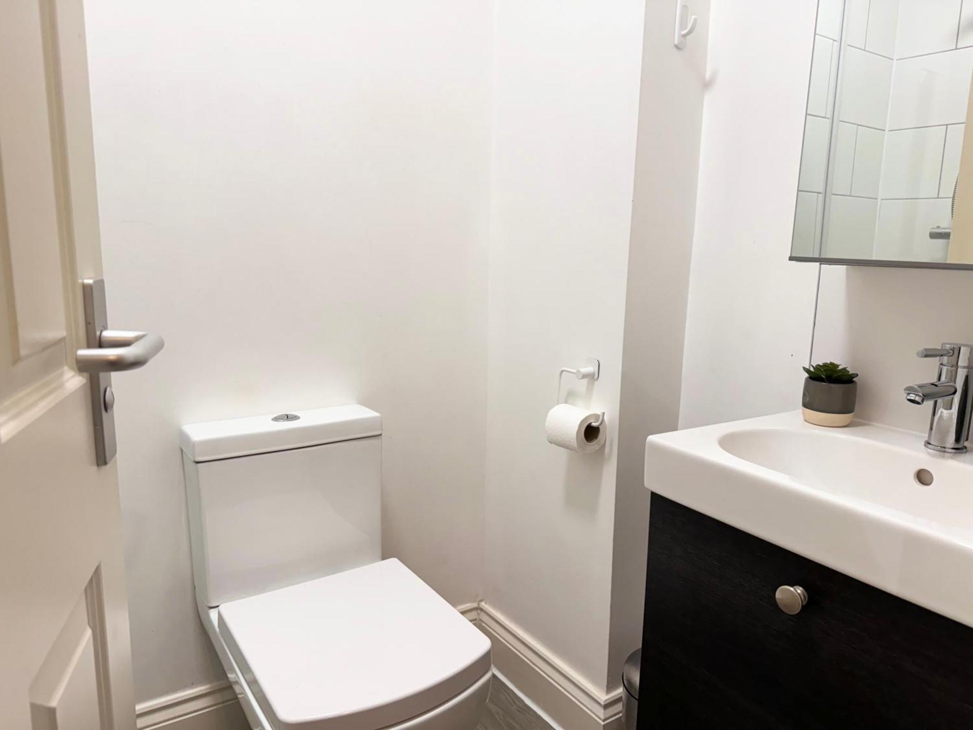 Alluring 30min To & Free Parking Apartment *