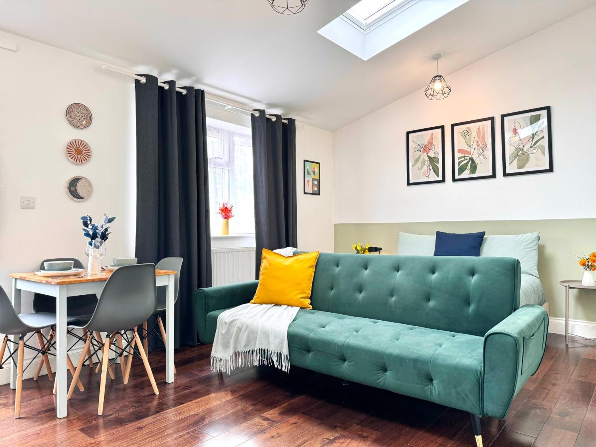 Alluring 30min To & Free Parking Apartment