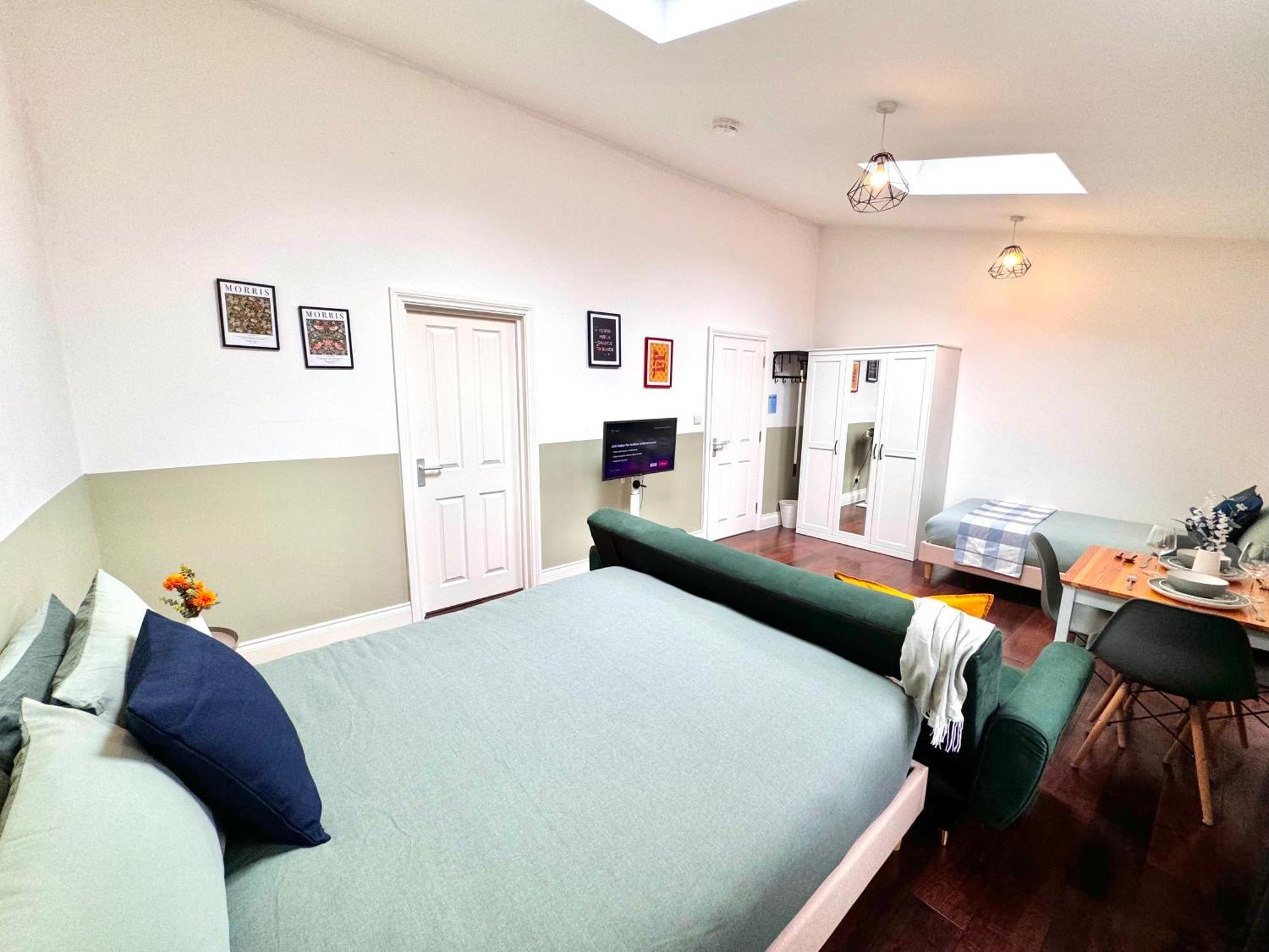 Alluring 30min To & Free Parking * London