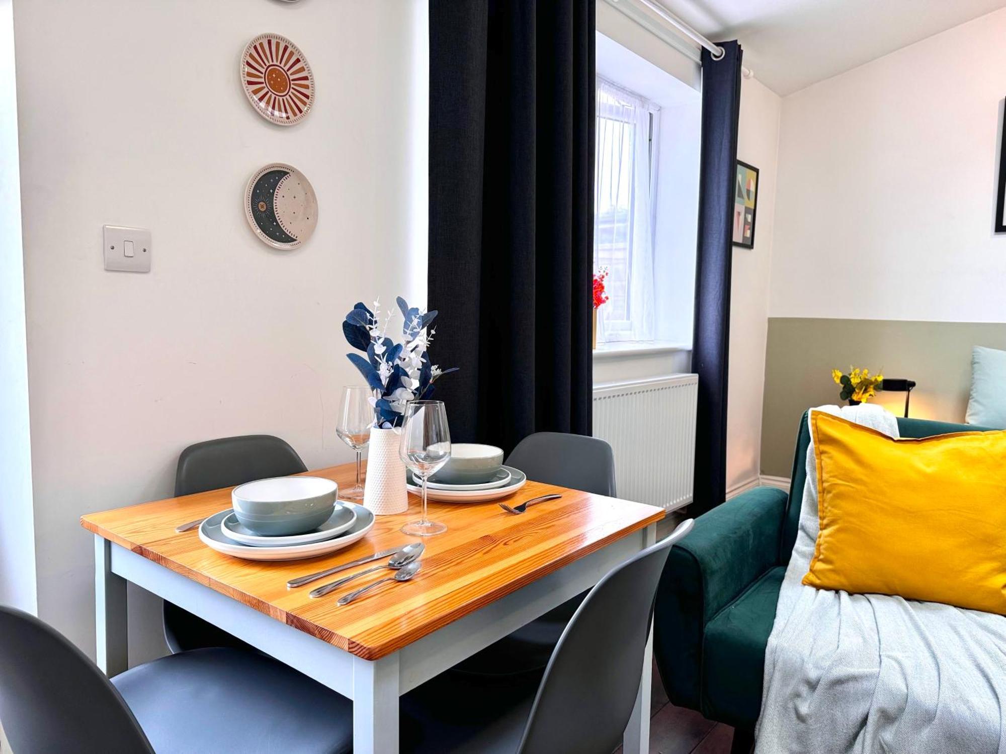 Alluring 30min To & Free Parking Apartment