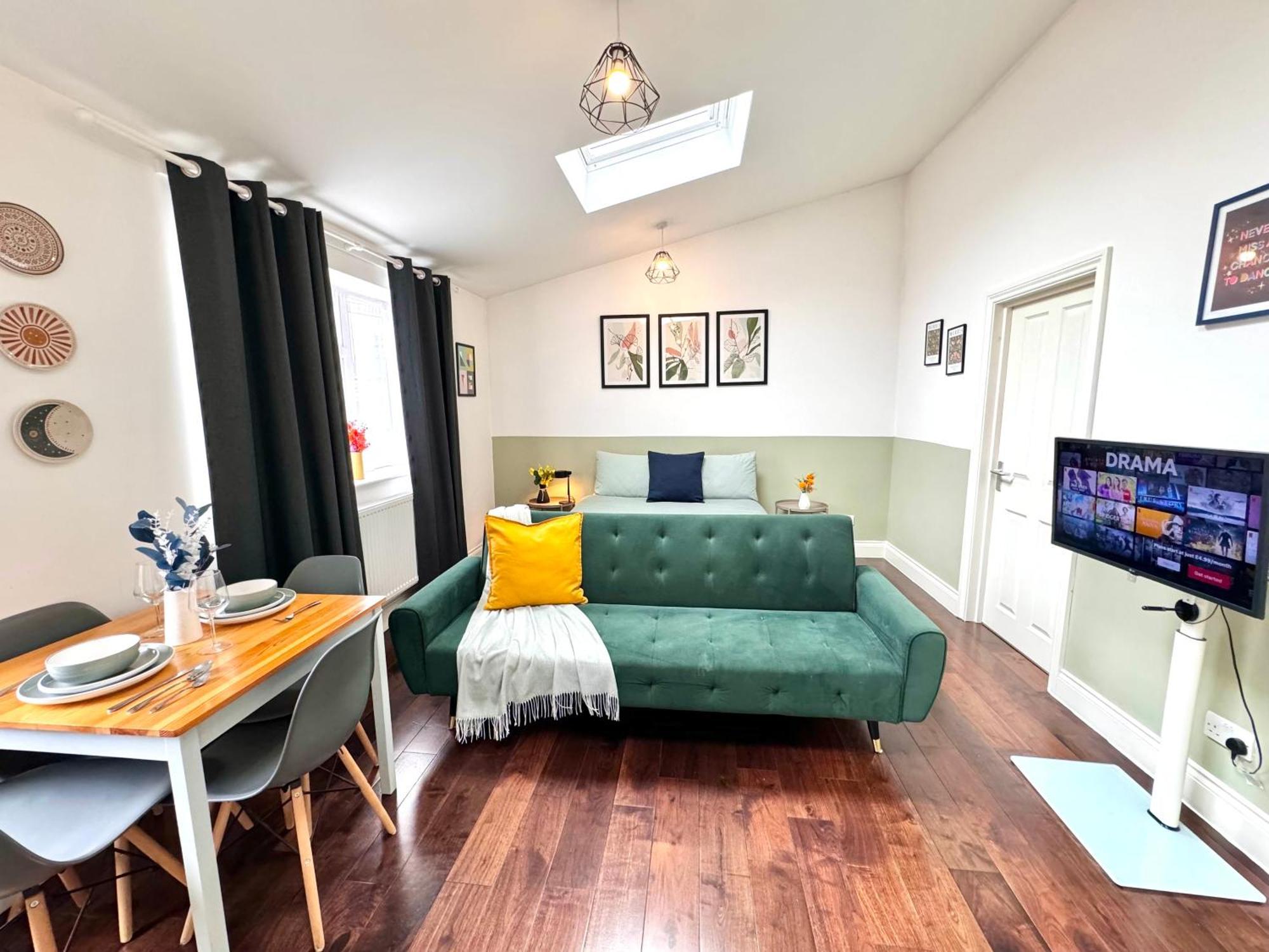 Alluring 30min To & Free Parking * London