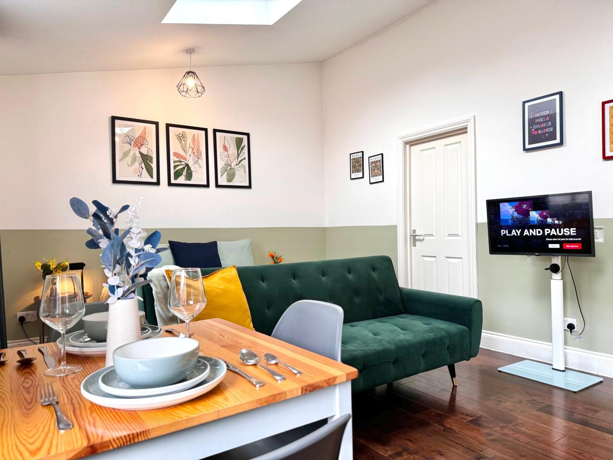 Alluring 30min To & Free Parking Apartment